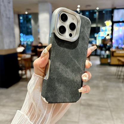 iPhone-Hülle mit großem Loch und galvanisiertem Denim-Muster